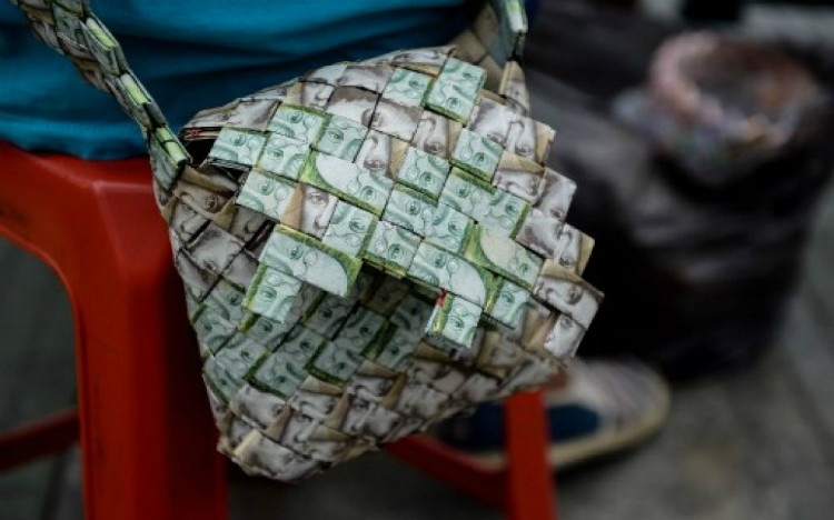 Người dân Venezuela dùng tiền gấp đồ thủ công đem bán vì lạm phát