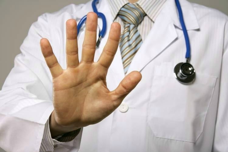 Hàng loạt bác sĩ phản đối vì được... tăng lương