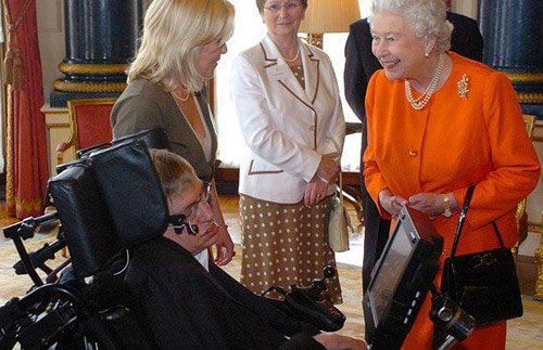 Giáo sư Hawking diện kiến Nữ hoàng Anh trong phòng hòa nhạc ở Cung điện Buckingham, ngày 18/5/2006.