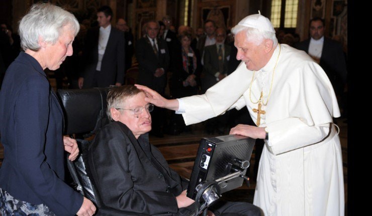 Giáo Hoàng Benedict XVI chào đón Hawking trong một buổi gặp gỡ đặc biệt dành cho các nhà khoa học tại Vatican trong tháng 10/2008.