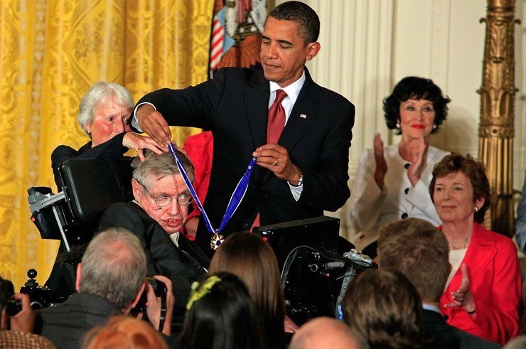 Tổng thống Mỹ Barack Obama đã trao Huân chương Tự do cho Stephen Hawking trong một buổi lễ tại Phòng Đông của Nhà Trắng. Đây là huy chương dân sự cao quý nhất tại Mỹ.