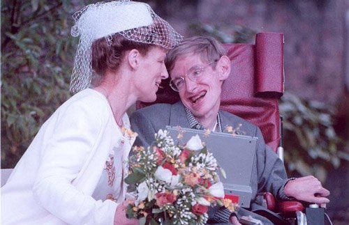 Stephen Hawking trong đám cưới với người vợ thứ hai, Elaine Mason năm 1995. Họ đã chia tay sau ba năm chung sống.