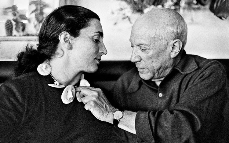 Picasso đeo dây chuyền do ông làm bằng gốm cho bà Jacqueline Roque (ảnh chụp 1957)