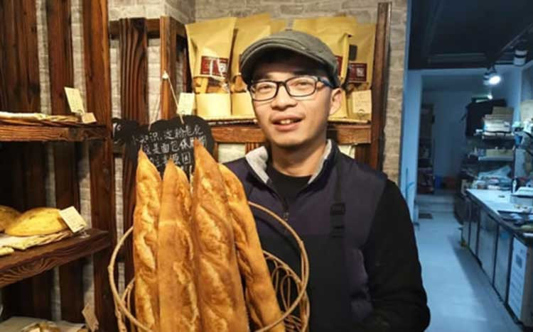 Chàng trai Trung Quốc bỏ bằng thạc sĩ y khoa đi nướng bánh mì