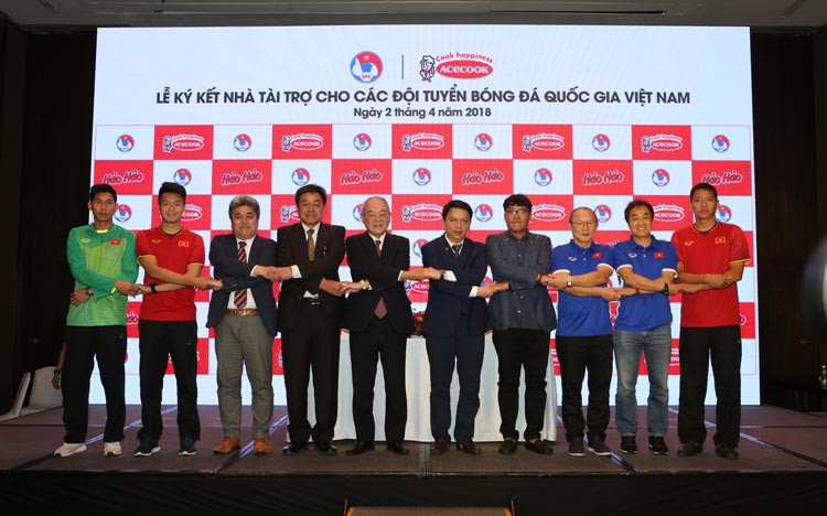 Acecook VN tài trợ các đội tuyển bóng đá Việt Nam