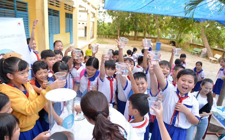 P&G Việt Nam tặng nước uống sạch cho trẻ em