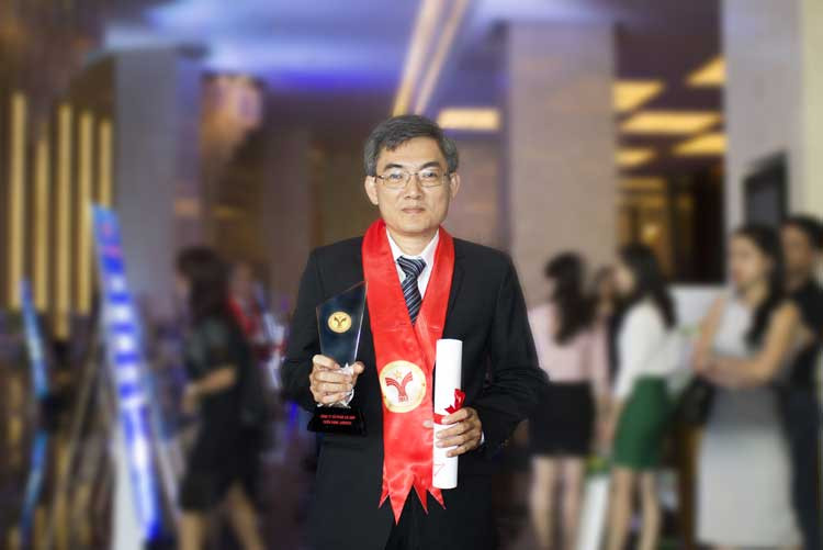 Tổng giám đốc SAVISTA nhận cup Thương hiệu mạnh Việt Nam 2017
