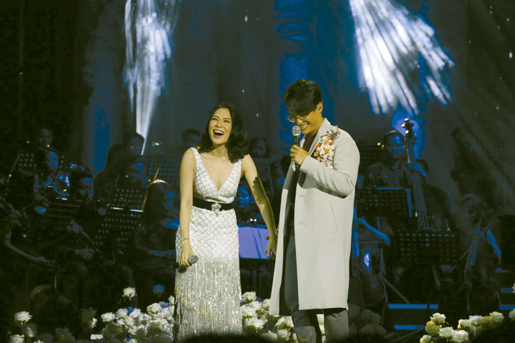Hà Anh Tuấn và Mỹ Tâm trong concert "Romance - Người đàn ông và bông hoa trên ngực trái"