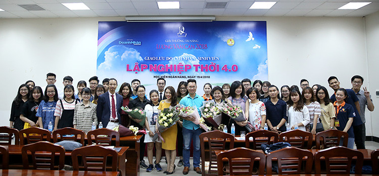 Các doanh nhân - diễn giả và sinh viên tại Học viện Ngân hàng Hà Nội