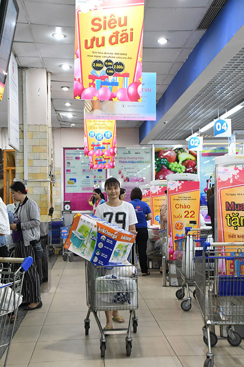 Tấp nập khách hàng "gom hàng" gia dụng giảm giá tại siêu thị Co.opmart
