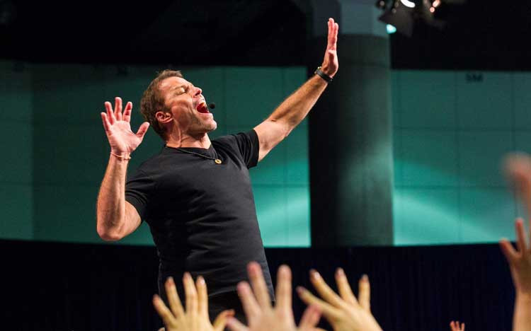 Một ngày làm việc của triệu phú Tony Robbins có gì khác biệt?
