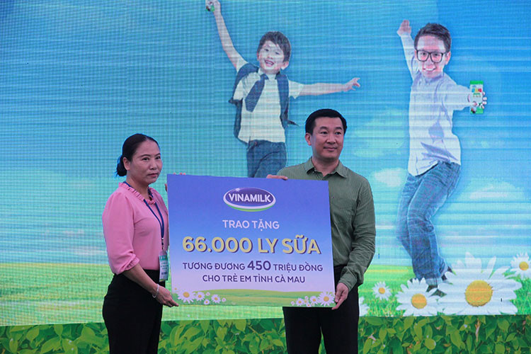 Ông Đỗ Thanh Tuấn - Giám đốc Đối Ngoại Vinamilk trao bảng tượng trưng 66.000 ly sữa cho bà Trương Linh Phượng - Tỉnh ủy viên, Giám đốc Sở Lao Động Thương Binh và Xã hội tỉnh Cà Mau.