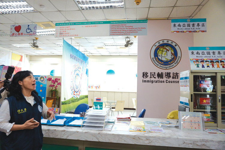 Chị Hoàng Oanh - nhân viên Văn phòng Nhập cư Đài Loan giới thiệu các dịch vụ tại Văn phòng cho khách tham quan
