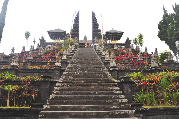 Đường lên Phân môn ở Besakih - đền của mọi ngôi đền trên đảo Bali