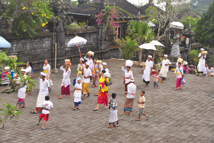 Cúng tế là nếp sinh hoạt thường ngày của người Hindu giáo Bali