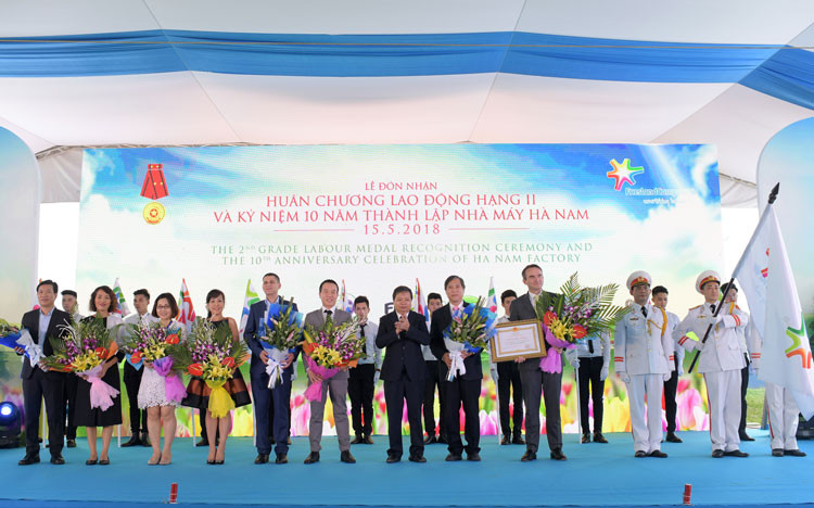 FrieslandCampina Hà Nam nhận huân chương lao động hạng nhì