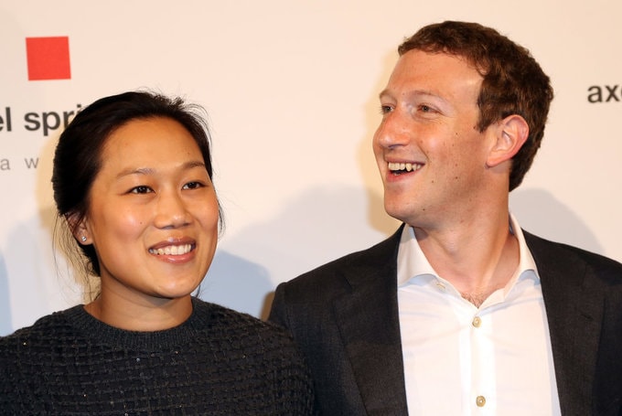 Tháng 12/2015, Zuckerberg thông báo cùng vợ thành lập Chan Zuckerberg Initiative, lên kế hoạch đóng góp phần lớn tài sản để thay đổi thế giới.