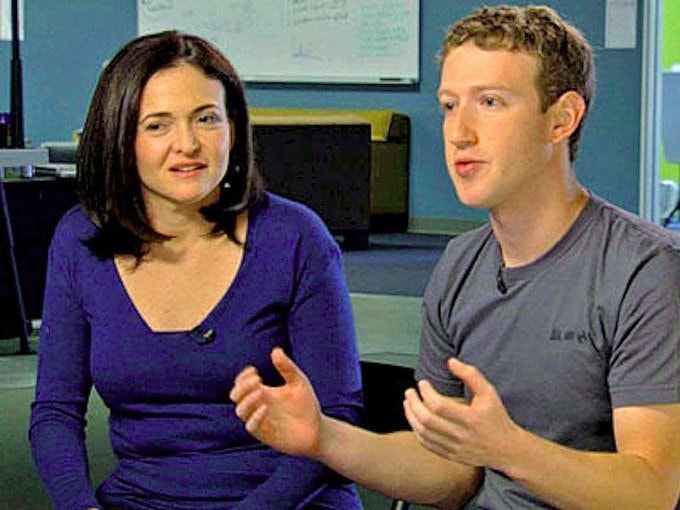 Cuối năm 2007, Zuckerberg gặp Sheryl Sandberg trong một bữa tiệc Giáng sinh. Bà khi ấy đang làm giám đốc tại Google. Anh đã thuyết phục được Sandberg về làm Giám đốc Tác nghiệp (COO) cho Facebook năm 2008.