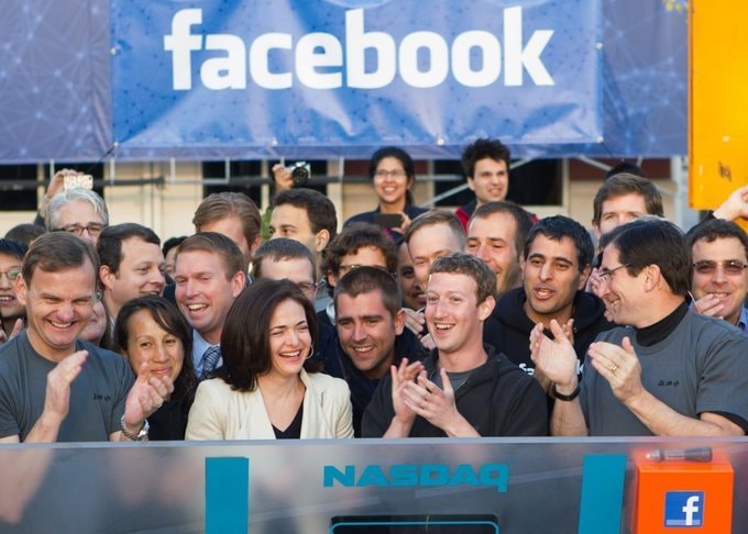 Tháng 5/2012, Facebook thực hiện phiên IPO kỷ lục, trị giá 5 tỷ USD. Cùng năm đó, Zuckerberg kết hôn với bạn gái lâu năm - Priscilla Chan.