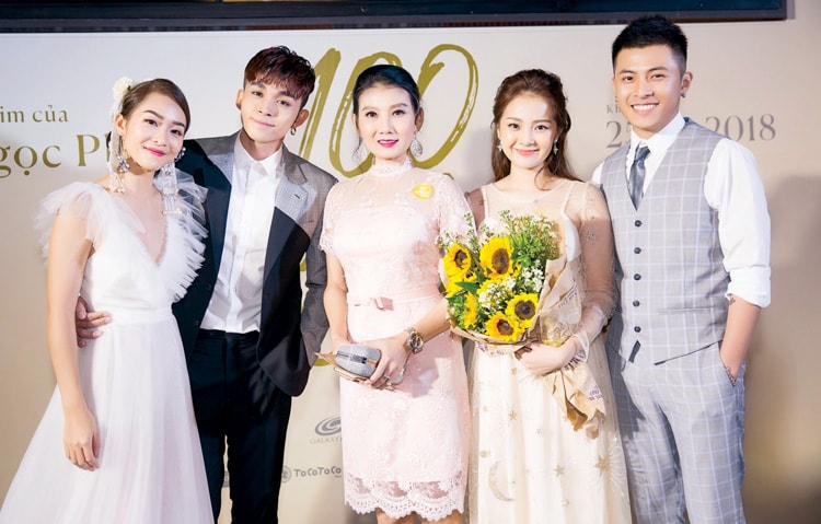 Tam Triều Dâng (cầm hoa) trong lễ ra mắt phim 100 ngày bên em
