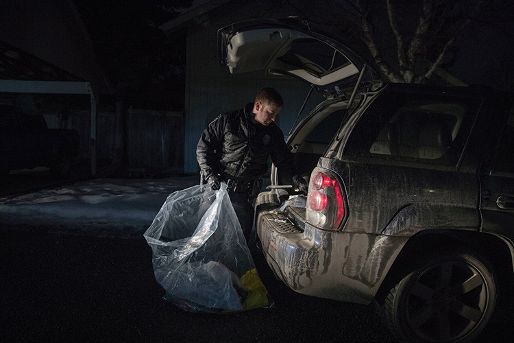 Cảnh sát thành phố Anchorage lục soát một chiếc xe bị trộm. Ảnh: New York Times