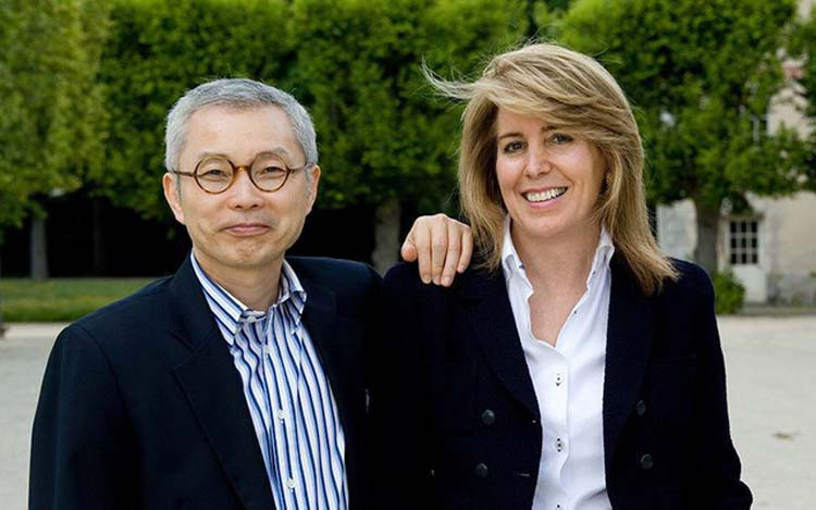 W.Chan Kim & Renée Mauborgne – Giáo sư Chiến lược và Tầm nhìn tại INSEAD đồng thời là tác giả của cuốn sách bán chạy nhất thế giới, Chiến Lược Đại Dương Xanh – cuốn sách chiến lược có ảnh hưởng và mang tính biểu tượng nhất từng được viết ra