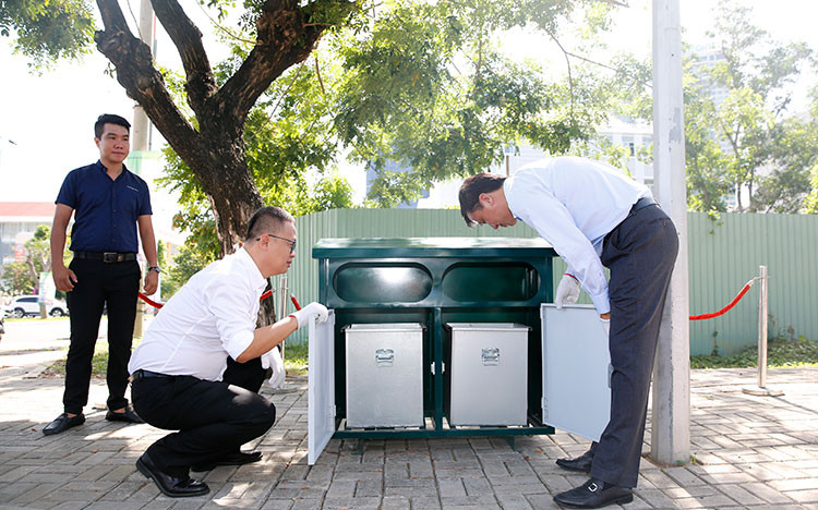 Công ty Phú Mỹ Hưng tặng 256 thùng rác để chung tay bảo vệ môi trường Quận 7