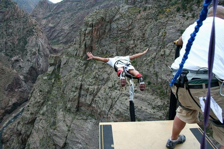 Cầu Royal Gorge, Colorado, Mỹ - điểm nhảy bungee cao nhất thế giới (321 m) do CNN bình chọn. Ảnh: Pinterest