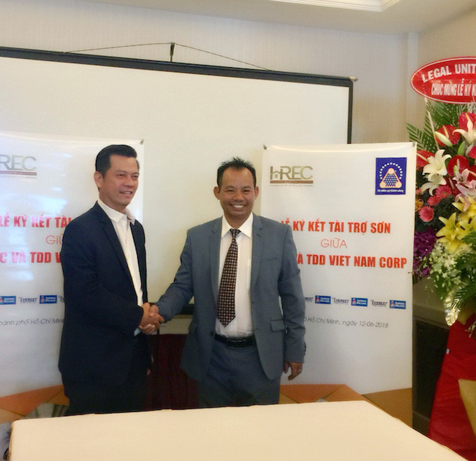 TDD Việt Nam tài trợ sơn cho các hoạt động thiện nguyện của CLB Bất Động Sản TP. HCM