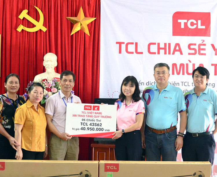 TCL Việt Nam trao tặng tivi và quà cho trẻ em mồ côi và khuyết tật tại Hà Nội