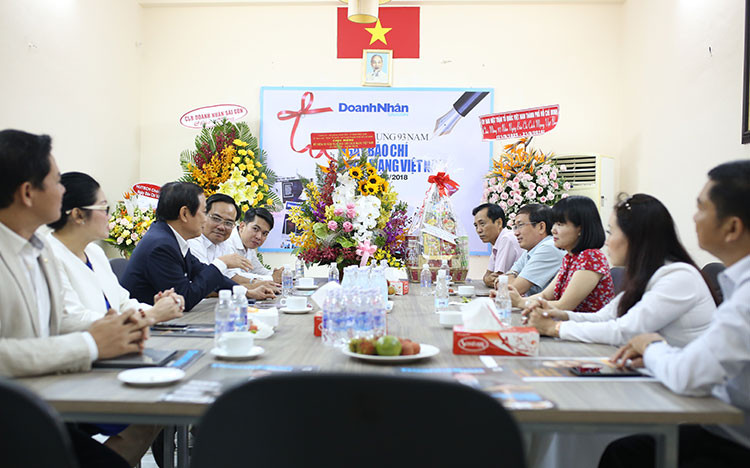 Đoàn đại biểu Ủy ban Mặt trận Tổ quốc Việt Nam TP.HCM và đoàn đại biểu Câu lạc bộ Doanh Nhân Sài Gòn cùng có buổi gặp gỡ thân mật với Ban biên tập và Chánh văn phòng Báo Doanh Nhân Sài Gòn