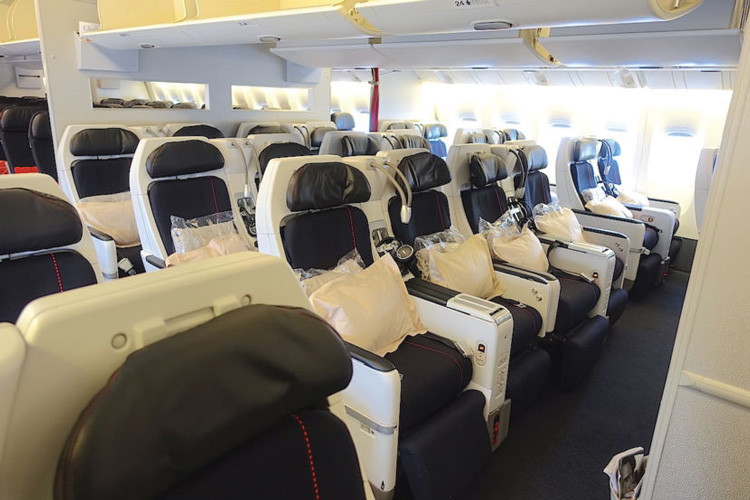 hàng không, ghế máy bay, Hạng phổ thông đặc biệt của Cathay Pacific
