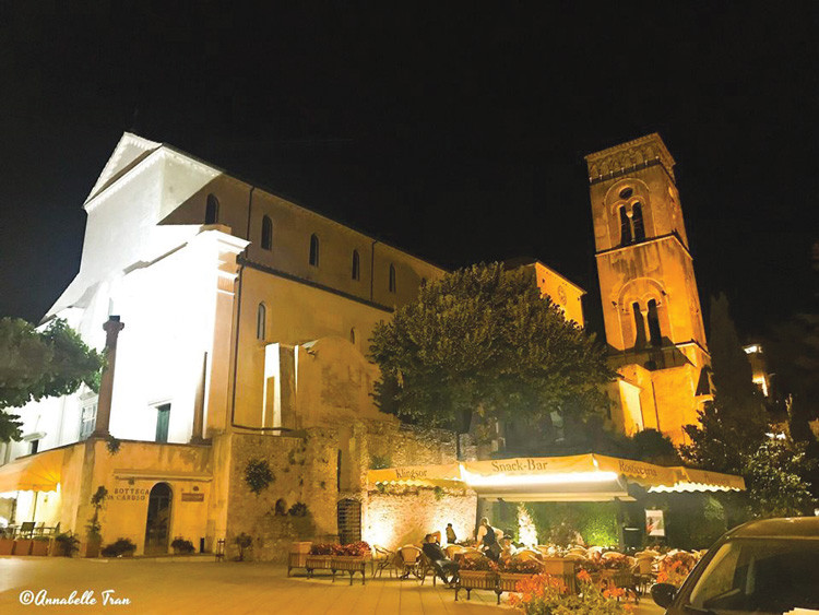 Nhà thờ ở trung tâm Ravello về đêm
