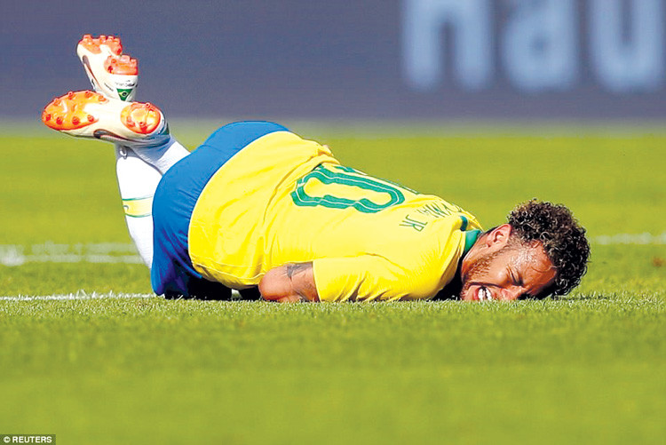 Neymar nằm đau đớn sau một pha phạm lỗi của đối phương ở World Cup 2018 Ảnh: Reuters