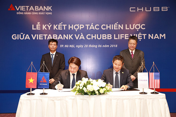 Đại diện Chubb Life Việt Nam và VietABank tại buổi lễ ký kết hợp tác chiến lược