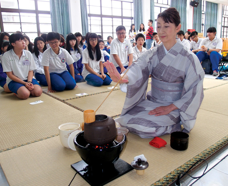 Một lớp dạy trà đạo ở Nhật