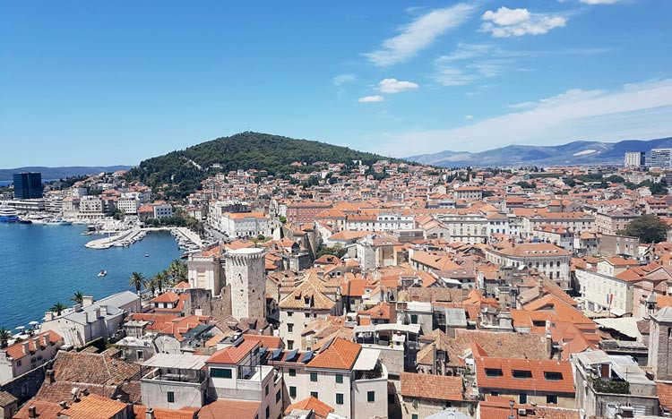 Thành phố cổ Split lớn thứ hai Croatia sở hữu nhiều địa danh có tuổi đời gần 2.000 năm. Ảnh: awaywithkatie.