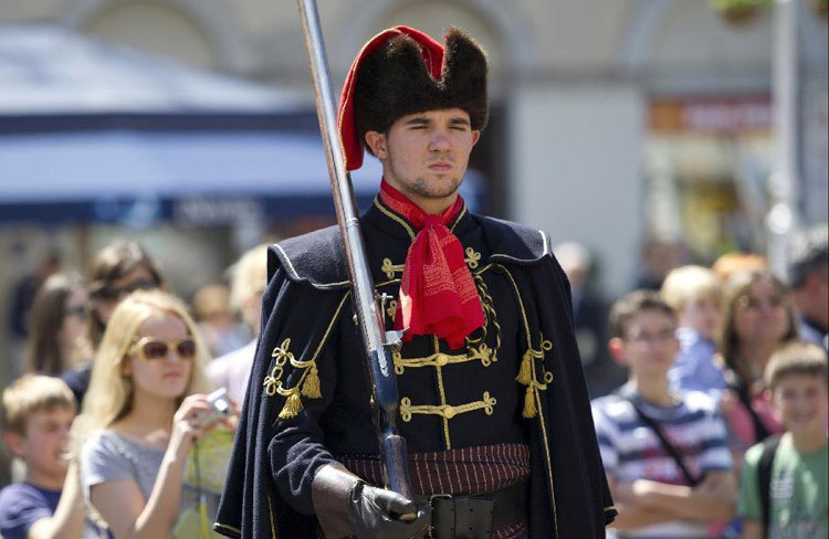 Khăn quàng cổ của lính Croatia truyền cảm hứng cho sự ra đời của chiếc cà vạt hiện đại. Ảnh: touralmatia.