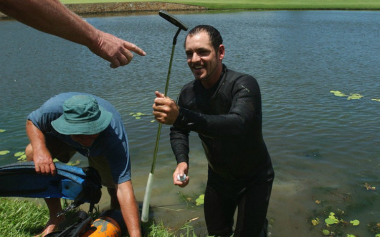 Mò hồ lặn bóng: Kiếm tiền từ thú đánh golf của đại gia