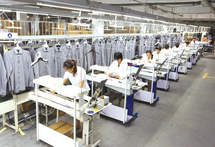 Công nhân Trung Quốc sản xuất áo sơmi tại một nhà máy