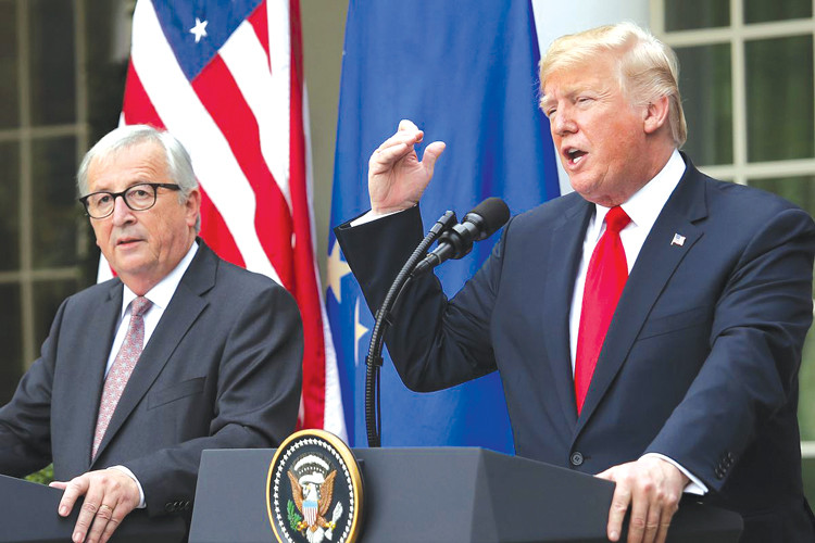 Tổng thống Donald Trump và Chủ tịch Ủy ban Châu Âu Jean-Claude Juncker đạt một thỏa thuận bất ngờ về ngăn chận thuế quan thương mại cao hơn và tổ chức đàm phán về các thị trường mở