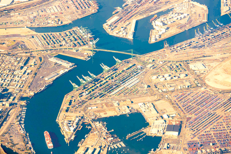 Cảng Long Beach là một trong những cảng bốc dỡ hàng hóa nhập từ Trung Quốc nhiều nhất