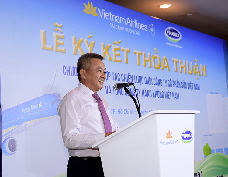 Ông Dương Trí Thành - Thành viên HĐQT, Tổng giám đốc Vietnam Airlines phát biểu tại buổi lễ ký kết