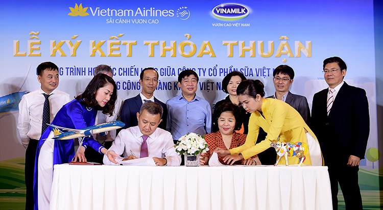 Lãnh đạo hai đơn vị thực hiện nghi thức ký kết thỏa thuận hợp tác chiến lược giữa Tổng công ty Hàng không Việt Nam (Vietnam Airlines) và Công ty Cổ phần Sữa Việt Nam (Vinamilk)