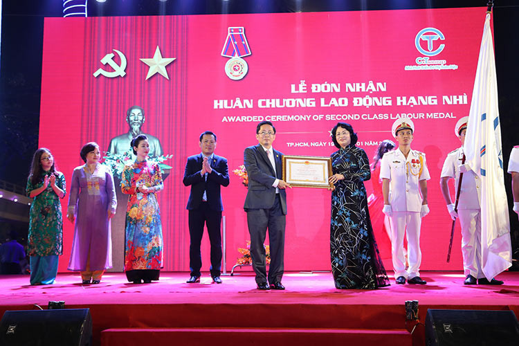 Với những thành tích và đóng góp, C.T Group vinh dự đón nhận Huân chương lao động Hạng nhì của nhà nước