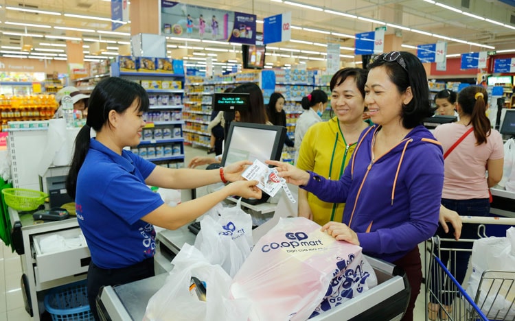 Hút hàng quà tặng từ chương trình “Tích tem đổi quà tại Co.opmart”