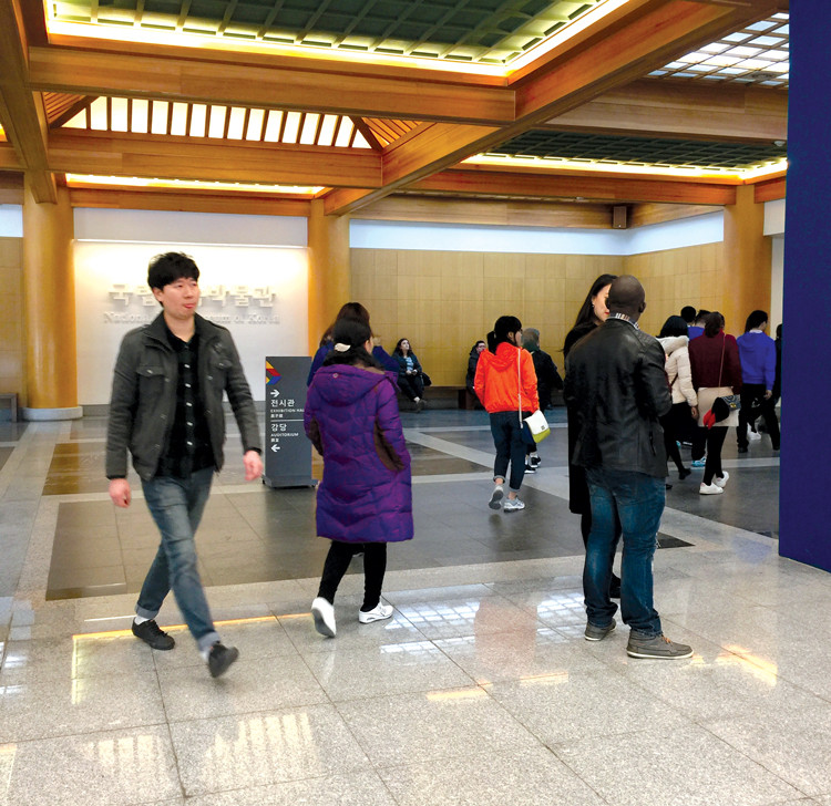 Khách đến tham quan Bảo tàng dân gian quốc gia Hàn Quốc