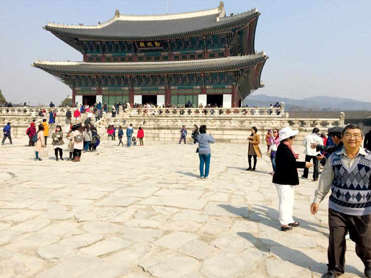 Cung điện Gyeongbokgung luôn đông khách đến tham quan