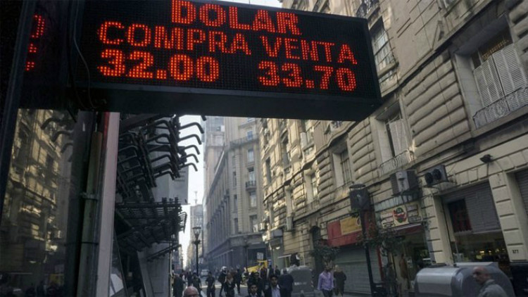 Đồng Peso của Argentina đã mất hơn một nửa giá trị so với đồng USD từ đầu năm đến nay - Ảnh: RTE.