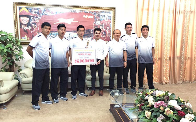 Đăng Quang Watch tặng quà trị giá hơn 500 triệu đồng cho đội tuyển Olympic Việt Nam